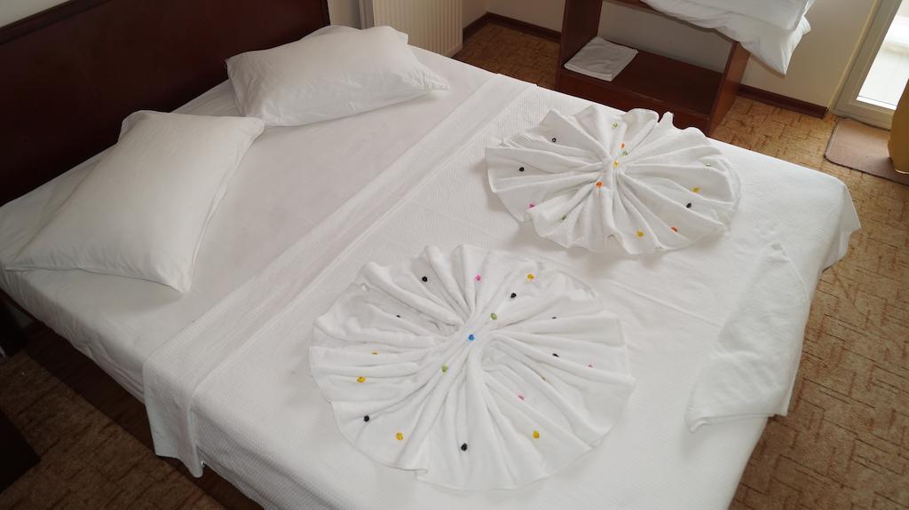 קוסדסי Ekin Hotel מראה חיצוני תמונה