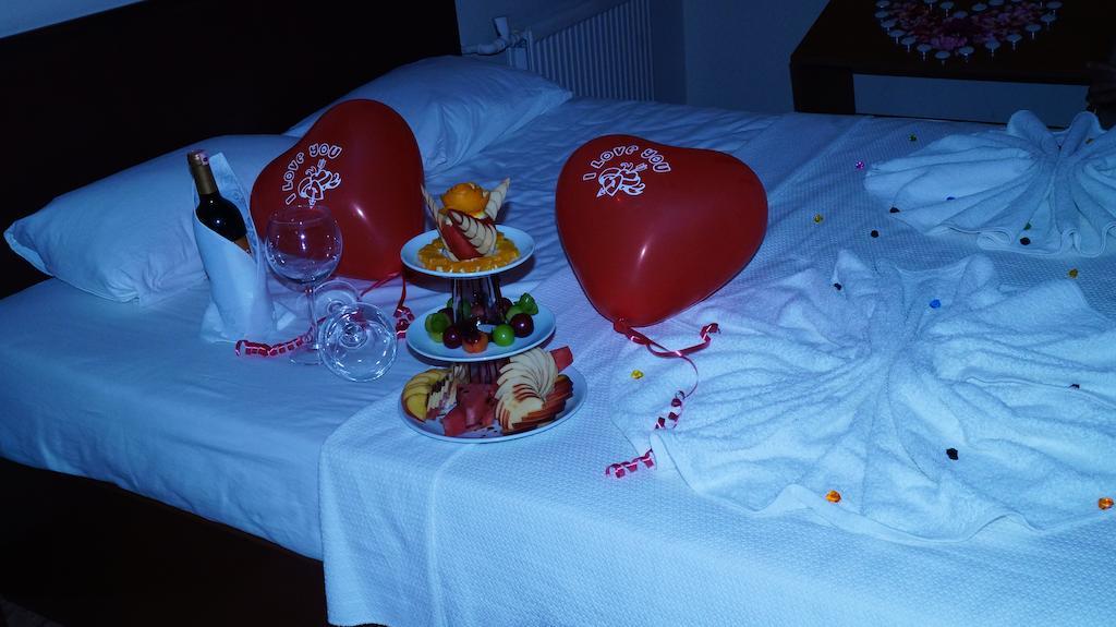 קוסדסי Ekin Hotel מראה חיצוני תמונה
