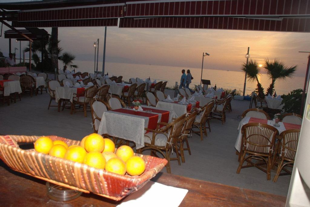 קוסדסי Ekin Hotel מסעדה תמונה